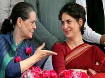 मां सोनिया गांधी के साथ रायबरेली पहुंचीं प्रियंका, संगठन की मजबूती पर करेंगी चर्चा