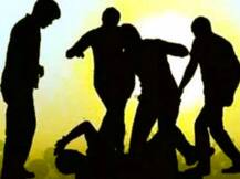 आपसी विवाद में चले ईंट-पत्थर, पार्षद पर लगाया अवैध कब्जे का आरोप