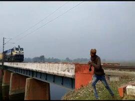  two youth crossing railway bridge following train in gonda goes viral शॉर्ट कट के चक्कर में हर रोज मौत से रेस लगाते यहां के लोग, जानिए कैसे