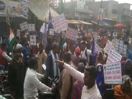 CAA Protest उत्तर प्रदेश में भारत बंद का मिला जुला असर, देवरिया में पूर्व सांसद को हिरासत में लिया गया CAA Protest उत्तर प्रदेश में भारत बंद का मिला जुला असर, देवरिया में पूर्व सांसद को हिरासत में लिया गया