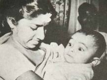 Viral हो रही है Lata Mangeshkar के साथ इस सुपरस्टार की बचपन की तस्वीर- क्या आप बता सकते हैं कौन है ये ?