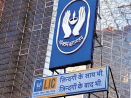 LIC Employees Strike Effect In Prayagraj प्रयागराज में LIC कर्मचारियों की हड़ताल, सरकारी हिस्सेदारी बेचे जाने के फैसले का विरोध