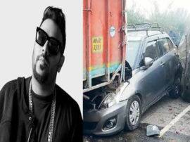 ‘डीजे वाले बाबू’ का हुआ भयंकर एक्सीजडेंट, बाल-बाल बची सिंगर बादशाह की जान ‘डीजे वाले बाबू’ का हुआ भयंकर एक्सीजडेंट, बाल-बाल बची सिंगर बादशाह की जान