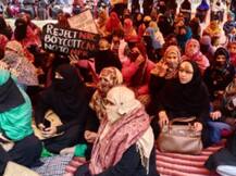 CAA के विरोध में 27वें दिन भी जारी है प्रयागराज की मुस्लिम महिलाओं का धरना, पार्क में ही अदा की जुमे की नमाज़