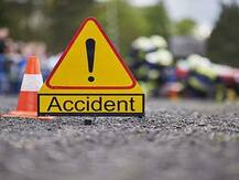 बांदा: मजदूरों को ले जा रही डीसीएम टायर फटने से अनियंत्रित होकर पलटी, तीन महिलाओं की मौत, 9 घायल