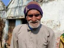 नहीं पहुंची सरकारी राहत, शौचालय में रहने को मजबूर है ये आदमी