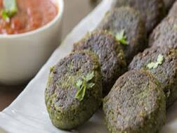 टेस्टी भी, हेल्दी भी...ऐसे घर में आसानी से बनाएं सरसों-पालक कटलेट