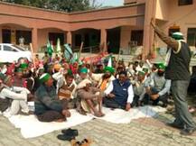 किसानों ने दिया तहसील में धरना, एसडीएम पर बदतमीजी और किसान की मूछें कटवाने का आरोप