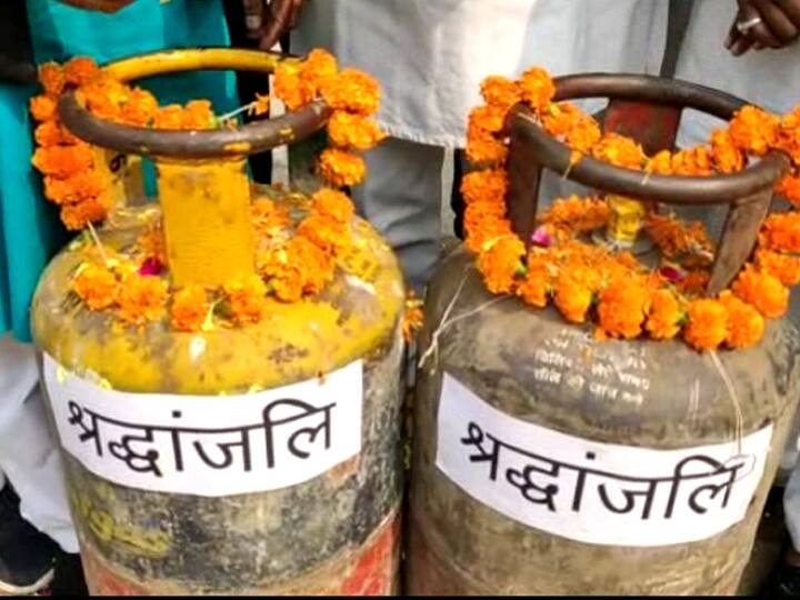 मोदी सरकार ने बढ़ाए एलपीजी के दाम, समाजवादी पार्टी ने किया विरोध प्रदर्शन