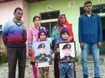 सिस्टम से हारे पुलवामा शहीद के परिवार ने दी अनशन की धमकी, साल भर में न कोई मदद मिली न सम्मान