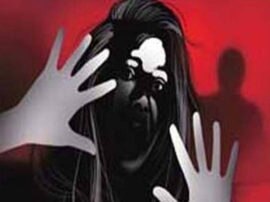 young girl alleges gang rape by policemen in gorakhpur गोरखपुर: दो पुलिसवालों पर युवती को बंधक बनाकर गैंगरेप का आरोप, बदले में दिए 600 रुपये