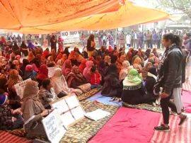 CAA विरोध: महिलाओं का धरना जारी, बच्चों की पढ़ाई पर ऐसे पड़ रहा असर protest against CAA affecting students education in Prayagraj CAA विरोध: महिलाओं का धरना जारी, बच्चों की पढ़ाई पर ऐसे पड़ रहा असर