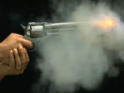 ग्रेटर नोएडा: पुलिस और बदमाशों की मुठभेड़, फायरिंग में एक घायल, तीन फरार