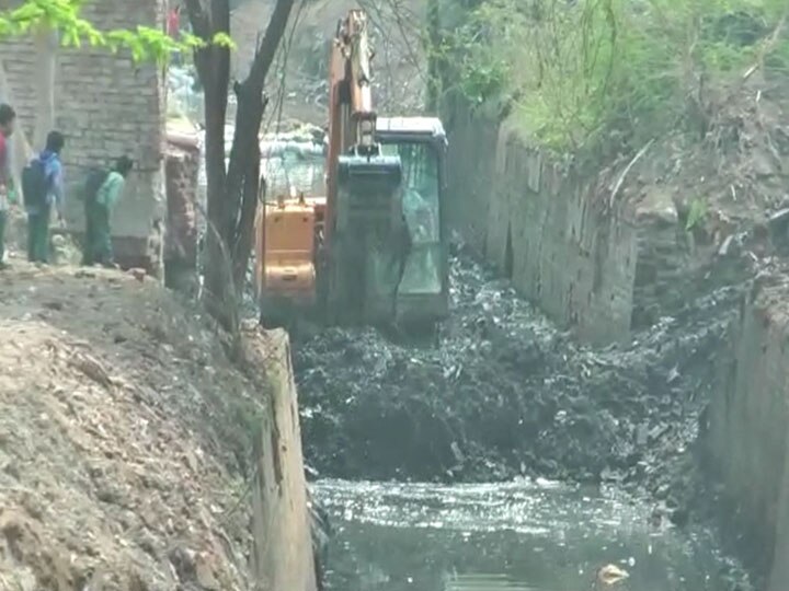 ट्रंप के दौरे से पहले आगरा में पकड़े जा रहे आवारा कुत्ते, गंदे नाले की भी हुई सफाई