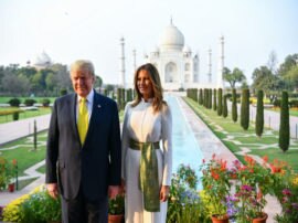 US President Donald Trump and First Lady Melania Trump visit to the Taj Mahal in agra डोनाल्ड ट्रंप ने परिवार के साथ किया ताज का दीदार, विजिटर बुक में लिखा- 'थैंक्यू इंडिया'- देखें- खास तस्वीरें