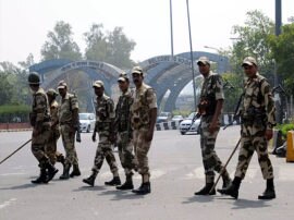 Noida-Ghazibad border sealed after corona pandemic fear नोएडा-गाजियाबाद के दिल्ली से सटे बॉर्डर सील...आवाजाही पर प्रतिबंध...इन्हें मिलेगी छूट