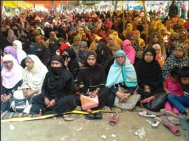 Despite Delhi violence Muslim women sitting on dharna to oppose caa in Prayagraj are not ready to back down Delhi Riots पर प्रयागराज में धरने पर बैठीं मुस्लिम महिलाओं ने क्या कहा, आंदोलन खत्म करने को तैयार नहीं