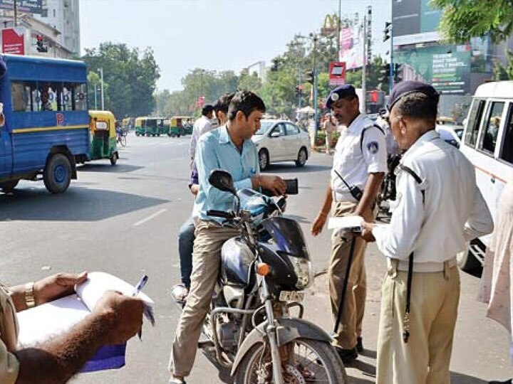 ट्रैफिक नियमों के बारे में कितना जानते हैं आप, जानें- क्या पुलिसकर्मी जबरदस्ती ले सकता है आपके वाहन की चाबी