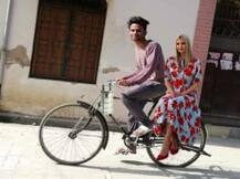 साइकिल पर पीछे बैठीं इवांका..स्टेशन पर इंतजार करती इवांका..सोशल मीडिया पर धूम मचा रही हैं ये तस्वीरें