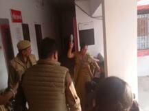 खाकी की मौजूदगी में थाने में महिलाओं ने चप्पलों से की आरोपी की पिटाई, वीडियो वायरल