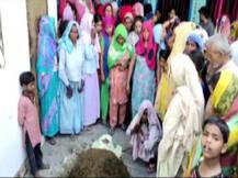 अमरोहा में दिखा अंधविश्वास का असर, मौत के बाद युवक को पूरा दिन गोबर में दबाए रखा