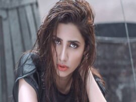 Mahira Khan imposes class of Pak director, abuses woman in live show माहिरा खान ने पाक डायरेक्टर की लगाई क्लास, लाइव शो में दी थी महिला को गालियां