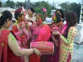 Mega holi celebration in prayagraj प्रयागराज: ढोल-मजीरे के साथ होलियारों की टोली कर रही है धमाल, महिलाएं भी नहीं हैं पीछे