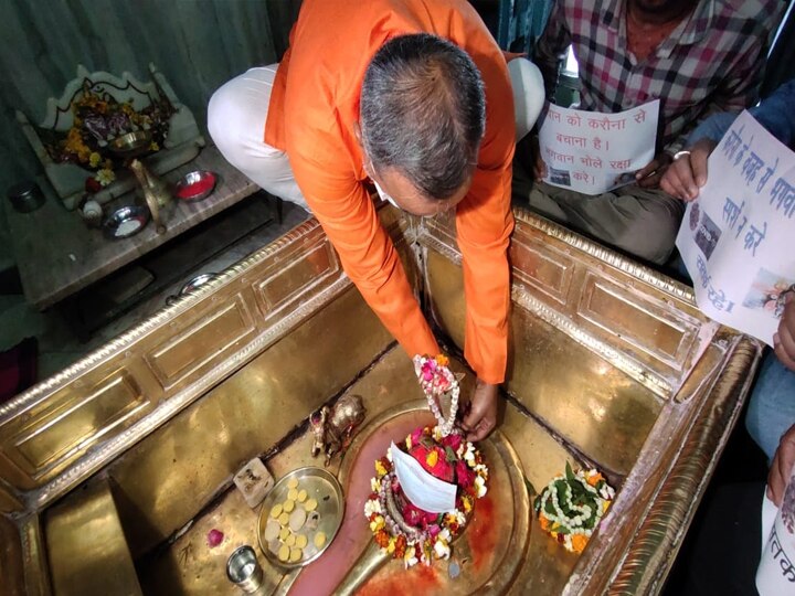 तो इस वजह से काशी में भगवान शिव को पहनाया गया मास्क, नोटिस चस्पा- न करें स्पर्श