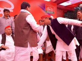 एक मंच पर नजर आया मुलायम परिवार, अखिलेश ने छुए चाचा शिवपाल के पैर एक मंच पर नजर आया मुलायम परिवार, अखिलेश ने छुए चाचा शिवपाल के पैर