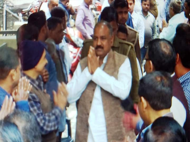 अपनी ही सरकार के खिलाफ धरने पर बैठे बीजेपी विधायक, बोले- नहीं होने दूंगा मनमानी