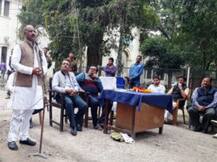 अपनी ही सरकार के खिलाफ धरने पर बैठे बीजेपी विधायक, बोले- नहीं होने दूंगा मनमानी