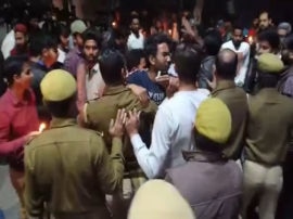 AMU students stopped by police in Aligarh case registered  कैंडल मार्च निकाल रहे एएमयू छात्रों को पुलिस ने रोका, 60 के खिलाफ केस दर्ज