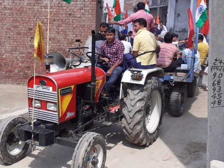 बागपत: कोरोना से बचने के लिए अनोखा उपाय, ट्रैक्टर-ट्रॉली में हुआ सामूहिक यज्ञ