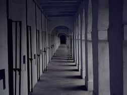 ग्रेटर नोएडा: जेल में बंद कैदी की मौत से मचा हड़कंप, दूसरे कैदी के साथ झगड़े में हुआ था घायल