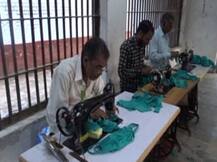 गोरखपुर में कोरोना से बचने के लिए जेल में कैदी कर रहे हैं ये तैयारी