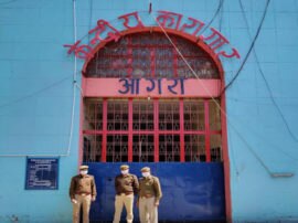 Agra jail prisoners making masks to fight for coronavirus  कोरोना से बचने के लिए आगरा जेल के कैदी बना रहे हैं मास्क, मुलाकातियों पर भी पैनी नजर