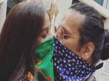 पूनम पांडे ने बॉयफ्रेंड को किया 'Corona Kiss', सोशल मीडिया पर वायरल हुई फोटो
