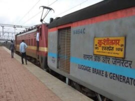 Kushi nagar Express reach Gorakhpur..all passangers checked at station लॉकडाउन में मुंबई से गोरखपुर पहुंची कुशीनगर एक्‍सप्रेस, सुरक्षा घेरे में यात्रियों का हुआ थर्मल चेकअप