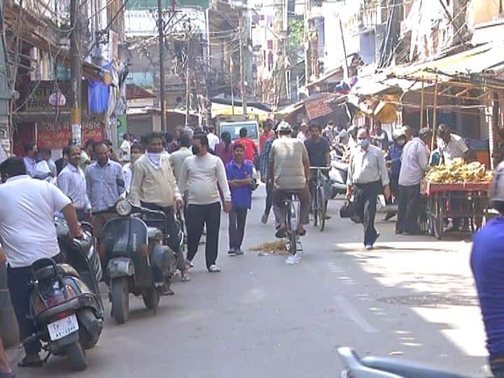 प्रयागराज में लॉकडाउन के बावजूद चल रहे हैं रिक्शे, दुकानें भी खुली, पुलिस मुस्तैद पर लोग बेपरवाह