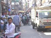 प्रयागराज में लॉकडाउन के बावजूद चल रहे हैं रिक्शे, दुकानें भी खुली, पुलिस मुस्तैद पर लोग बेपरवाह