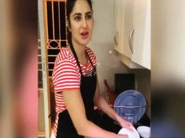 Katrina Kaif ने बताया सही बर्तन धोने का तरीका, Coronavirus ने से हुई कैट की ये हालत Katrina Kaif ने बताया सही बर्तन धोने का तरीका, Coronavirus ने से हुई कैट की ये हालत