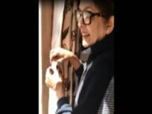 कोविड-19 : दर्जी को नहीं बुला पाईं, तो नीना खुद ही सिलने लगीं पर्दे