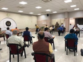 CM Yogi Adityanath meeting with Officer and maintain social distancing मुख्यमंत्री योगी आदित्यनाथ ने ली अफसरों की बैठक....सोशल डिस्टैंसिंग का कुछ यूं दिखा नजारा