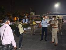 रात को सड़क पर घूमे पुलिस कमिश्नर और DM, लोगों का पूछा हाल ;Lockdown में Noida Police ऐसे कर रही आम जन की सेवा