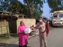 यूपी के इस शहर में सामने आई खाकी की दरियादिली, घर तक पहुंचा रहे राशन-दवाई