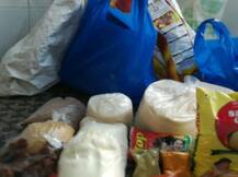 Coronavirus: मजदूरों की मदद के लिए बढ़े हाथ, लोगों ने धन जमाकर बांटी राशन किट