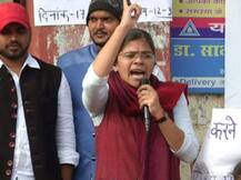 प्रयागराज: सपा महिला नेता के फर्जी मैसेज पर जुटी थी हजारों की भीड़, पुलिस ने दर्ज की एफआईआर