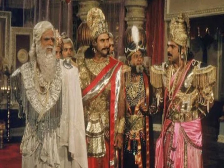 Fans get emotional seeing Karna aka Pankaj Dheer death scene in Mahabharat महाभारत के 'कर्ण' उर्फ पंकज धीर की शो में मृत्यु पर सोशल मीडिया पर लोग हुए इमोशनल