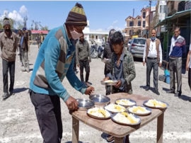 Corona Warriors are presenting example of humanity helping daily workers by providing food in uttarakhand tehri मानवता की मिशाल पेश कर रहे हैं Corona Warriors, इस तरह मदद के लिए बढ़ाया हाथ