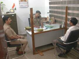 Prayagraj IG KP Singh uses glass wall to protect from Corona Virus CoronaVirus: अदृश्य दुश्मन से बचने के लिए प्रयागराज के आईजी ने किया खास इंतजाम